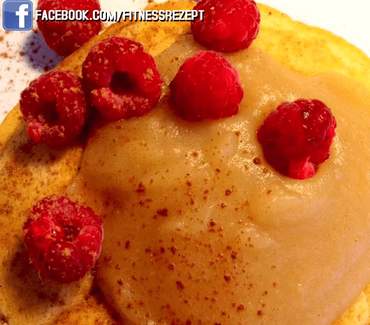 Warme Protein-Waffeln mit selbstgekochtem Himbeer-Apfelmus Warme Protein-Waffeln mit selbstgekochtem Himbeer-Apfelmus