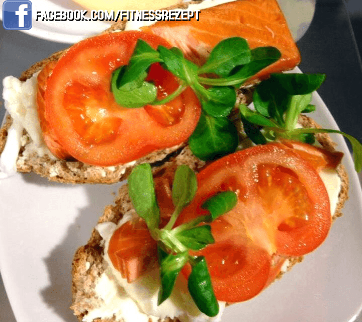 Vollkorn-Stremellachsschnitten mit Tomaten und Feldsalat