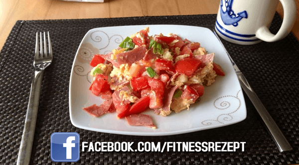 Protein Frühstück mit Rührei und Pumpernickel