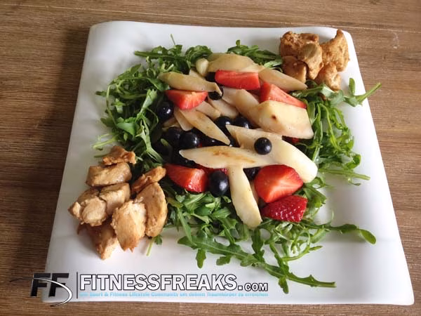 Spargel Beeren Salat mit Hähnchen