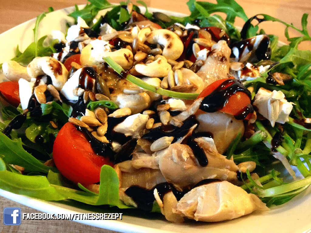 Rucola Hähnchensalat mit gerösteten Cashewkernen Rucola Hähnchensalat mit gerösteten Cashewkernen