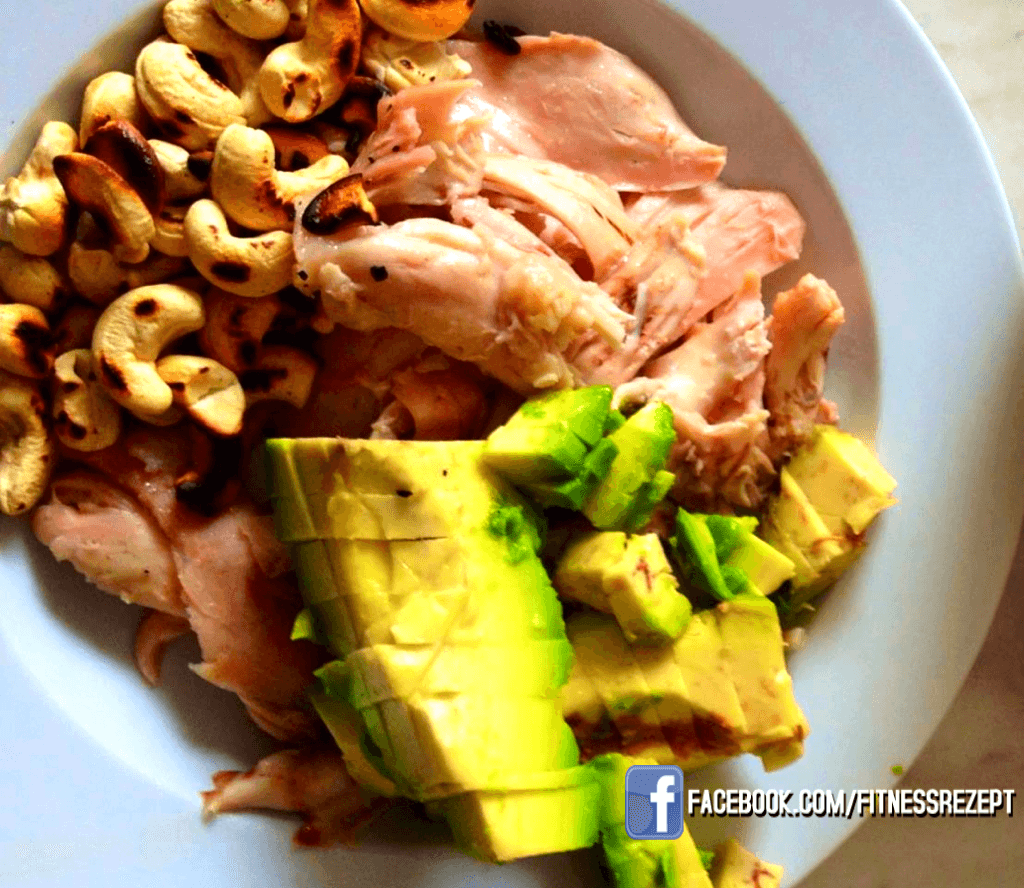 Ofenhähnchen mit Avocado und Cashewkernen