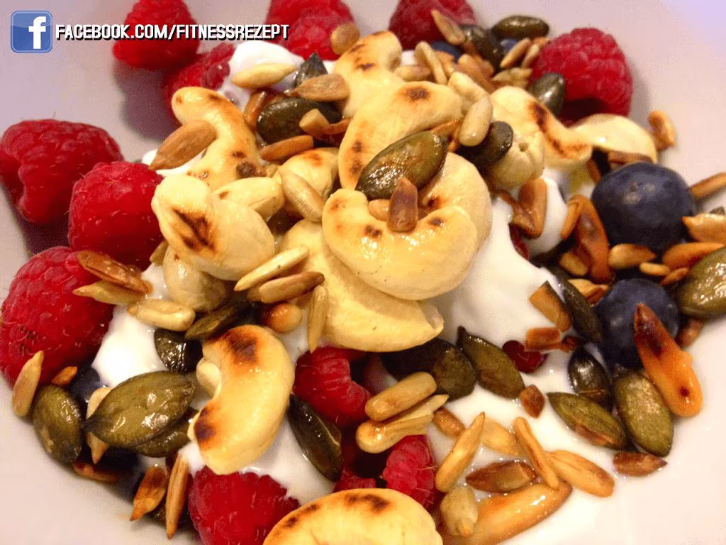 Warmes Nussmüsli mit frischen Beeren
