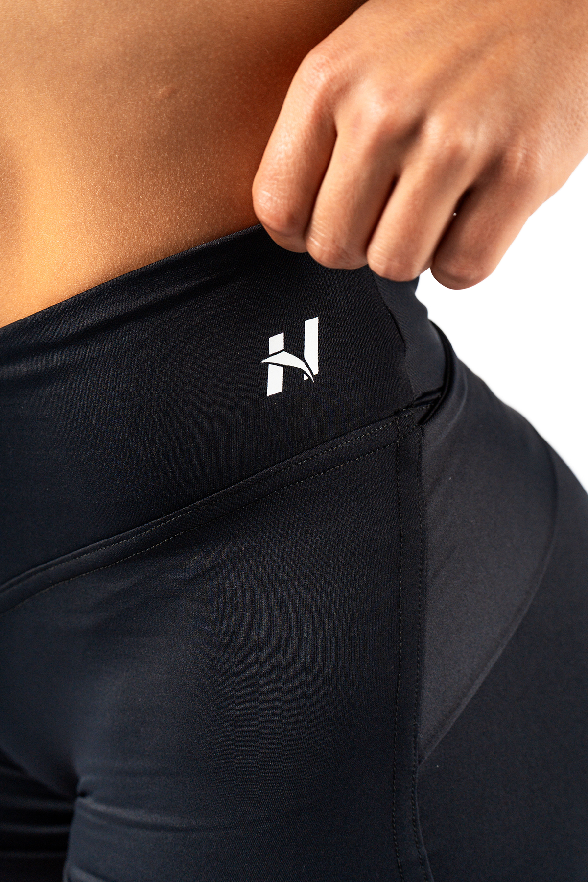 Nebbia V-Shaping Belt Shorts Strong Beauty - black