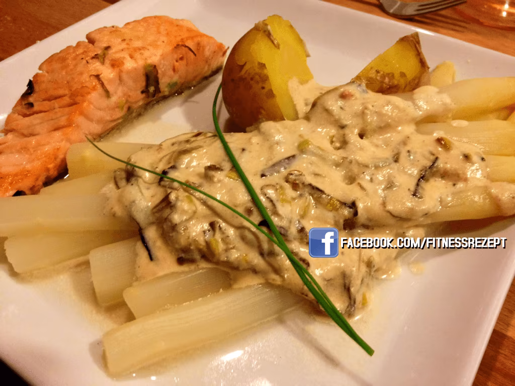 Wildlachsfilet mit Spargel an frischem Lauchgemüse Wildlachsfilet mit Spargel an frischem Lauchgemüse