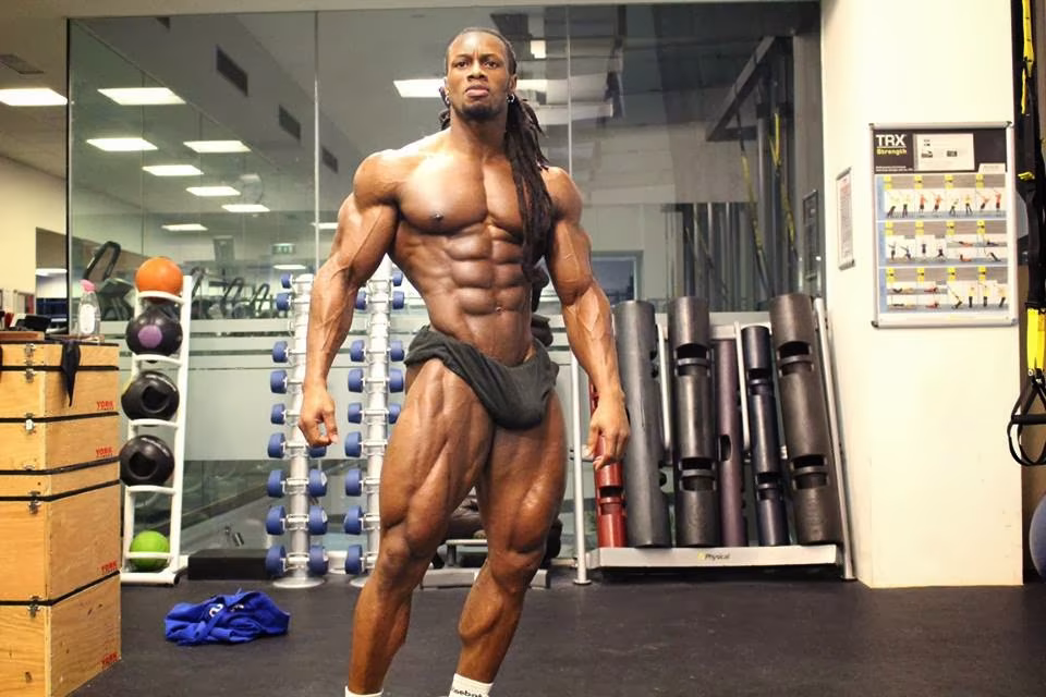 Breite Schultern, schmale Hüfte - diese Übungen solltest du in dein Training einplanen! Breite Schultern, schmale Hüfte - diese Übungen solltest du in dein Training einplanen!