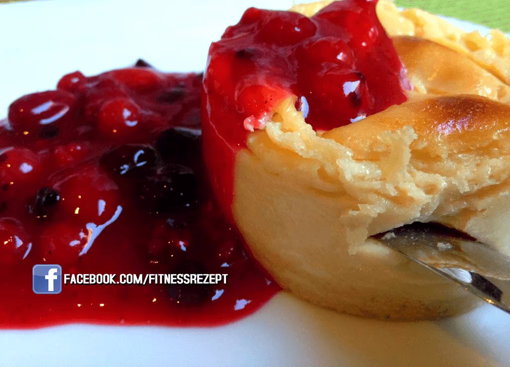 Mini-Protein Käsekuchen auf Beerenspiegel Mini-Protein Käsekuchen auf Beerenspiegel
