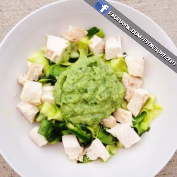 Zucchini-Nudeln mit Hähnchen und Avocado Sauce Zucchini-Nudeln mit Hähnchen und Avocado Sauce