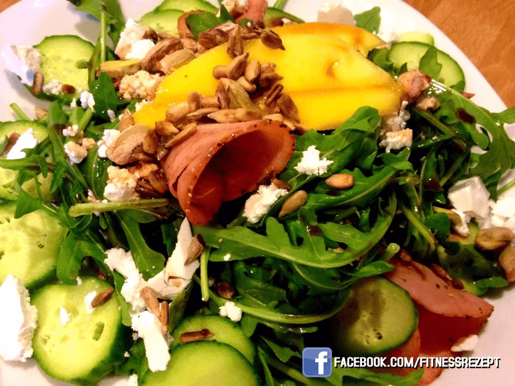Rucola-Mango Salat mit gerösteten Pistazien Rucola-Mango Salat mit gerösteten Pistazien