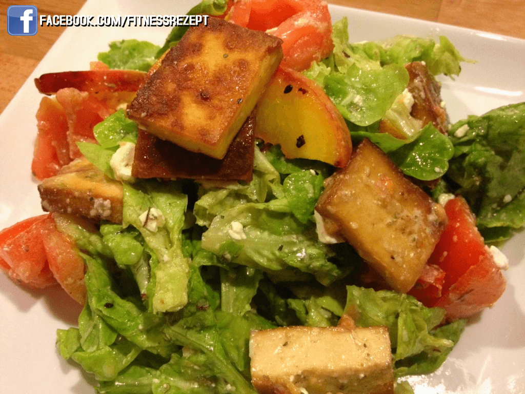 Frischer Blattsalat mit Nektarinen und Räuchertofu