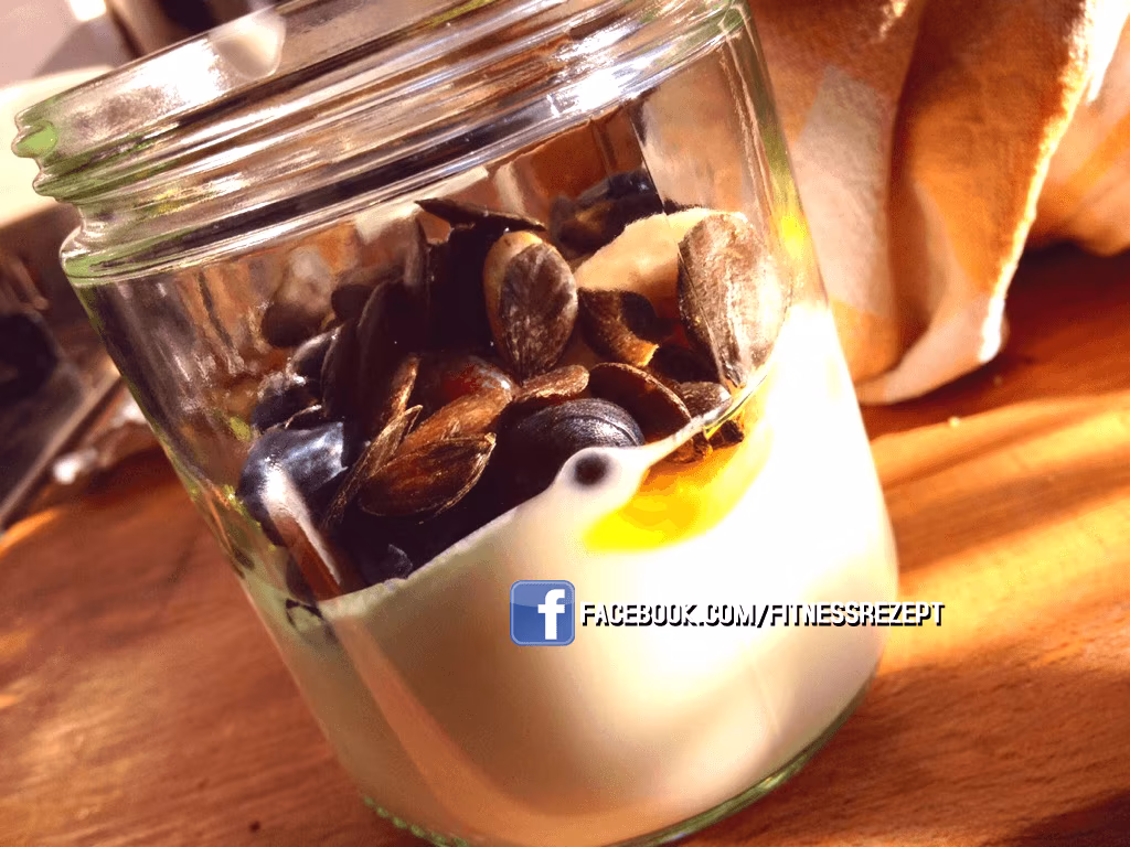 Selbstgemachter Blaubeerjoghurt mit Kürbiskernen