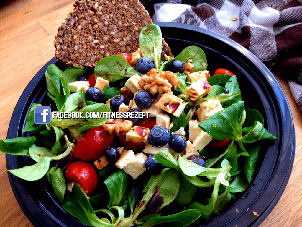 Walnuss-Blaubeer-Salat mit Fetakäse Walnuss-Blaubeer-Salat mit Fetakäse