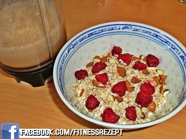 Dinkelflocken Müsli mit Schoko-Shake Dinkelflocken Müsli mit Schoko-Shake