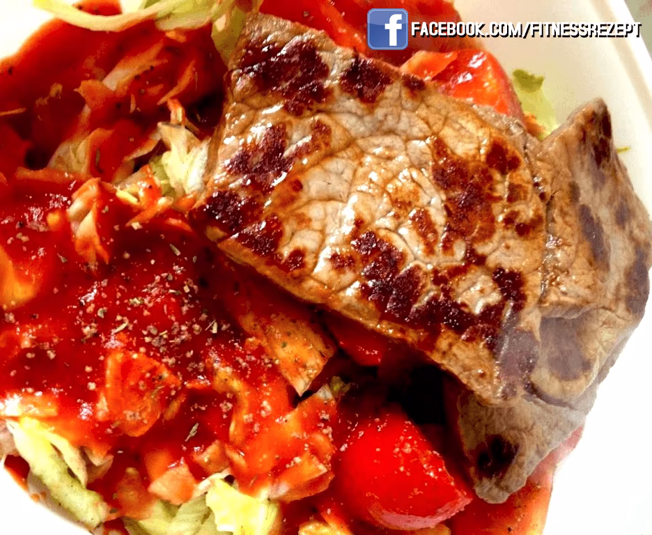 Rinderminutensteaks auf mediterranem Blattsalat Rinderminutensteaks auf mediterranem Blattsalat