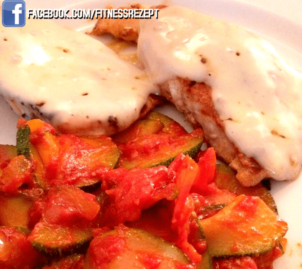 Hähnchenbrust im Mozzarella Mantel mit Zucchini Tomaten Gemüse