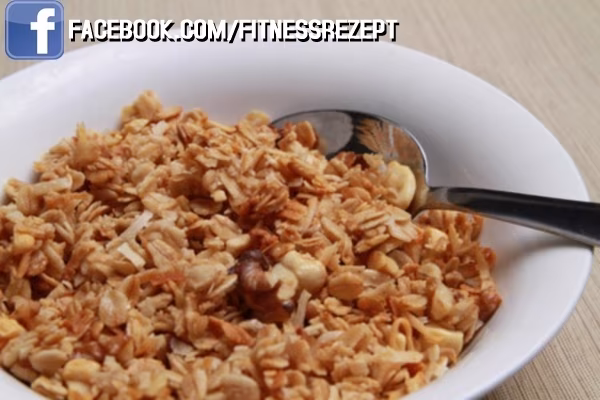 Selbstgemachtes Nussmüsli Selbstgemachtes Nussmüsli
