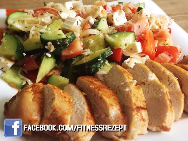 Gegrillte Hühnerbrust mit griechischen Salat Gegrillte Hühnerbrust mit griechischen Salat