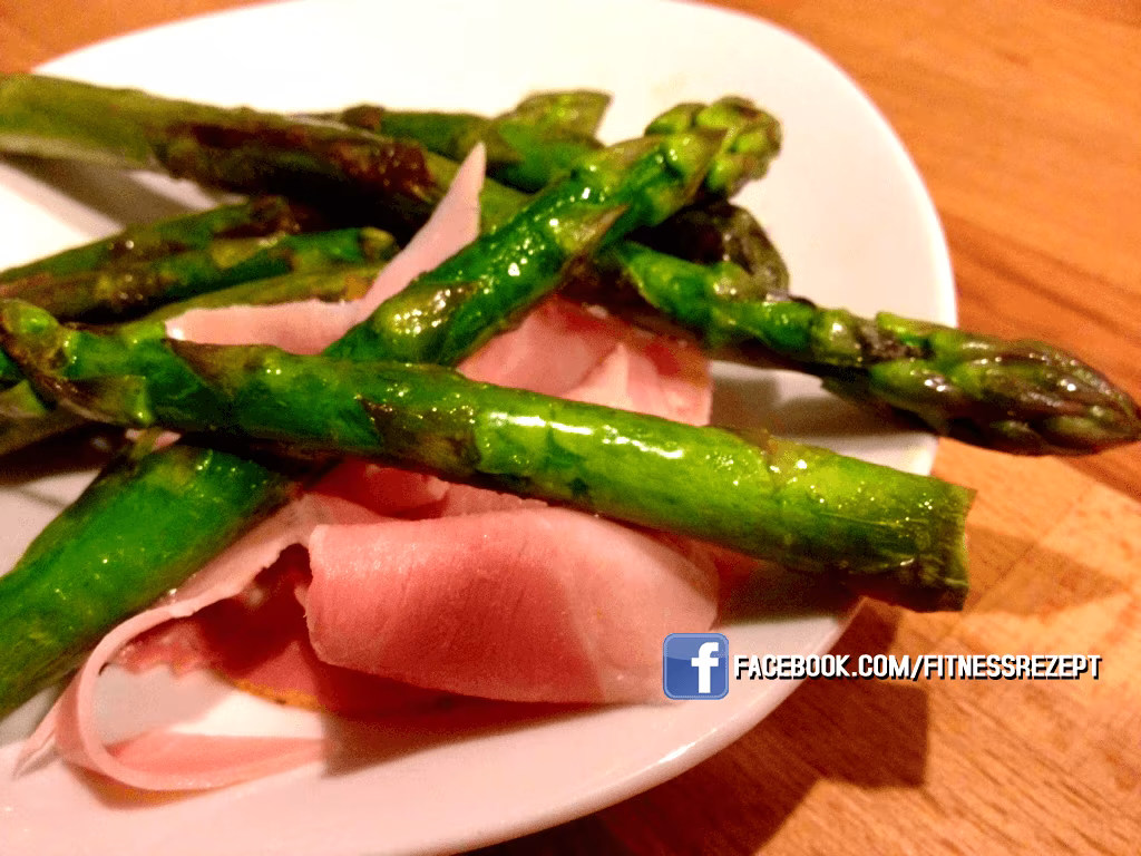 Gerösteter grüner Spargel mit Schinken Gerösteter grüner Spargel mit Schinken