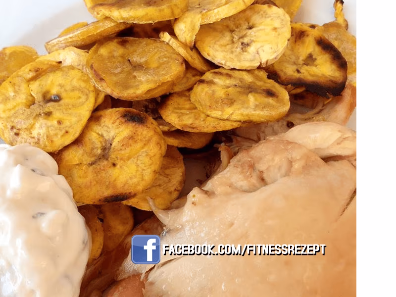 Filetiertes Hähnchenbrustfilet mit Kochbananenchips und Kräuterdip Filetiertes Hähnchenbrustfilet mit Kochbananenchips und Kräuterdip