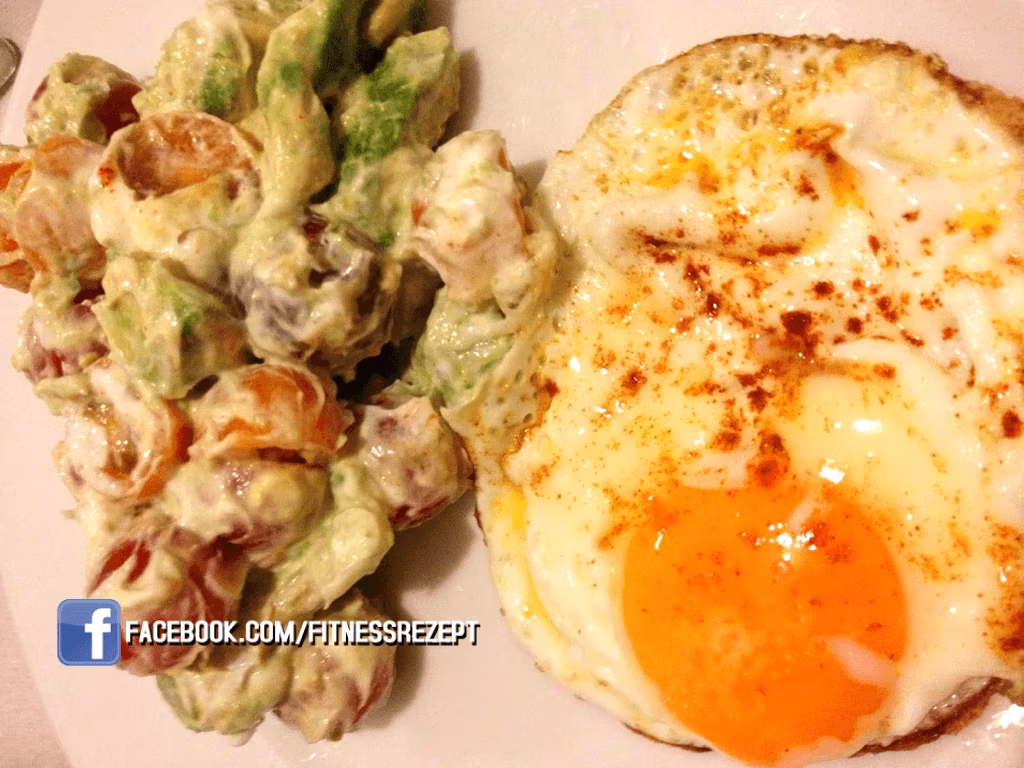 Spiegelei mit Avocado-Tomaten Salat Spiegelei mit Avocado-Tomaten Salat