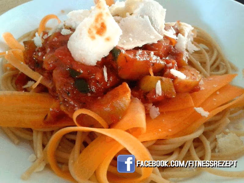 Vollkorn-Karotten Spaghetti mit Zucchini-Tomaten und Feta Vollkorn-Karotten Spaghetti mit Zucchini-Tomaten und Feta
