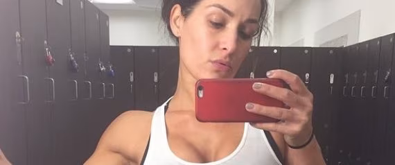 Studie zeigt: Leute, die regelmäßig Gym-Selfies posten, haben ein psychisches Problem Studie zeigt: Leute, die regelmäßig Gym-Selfies posten, haben ein psychisches Problem
