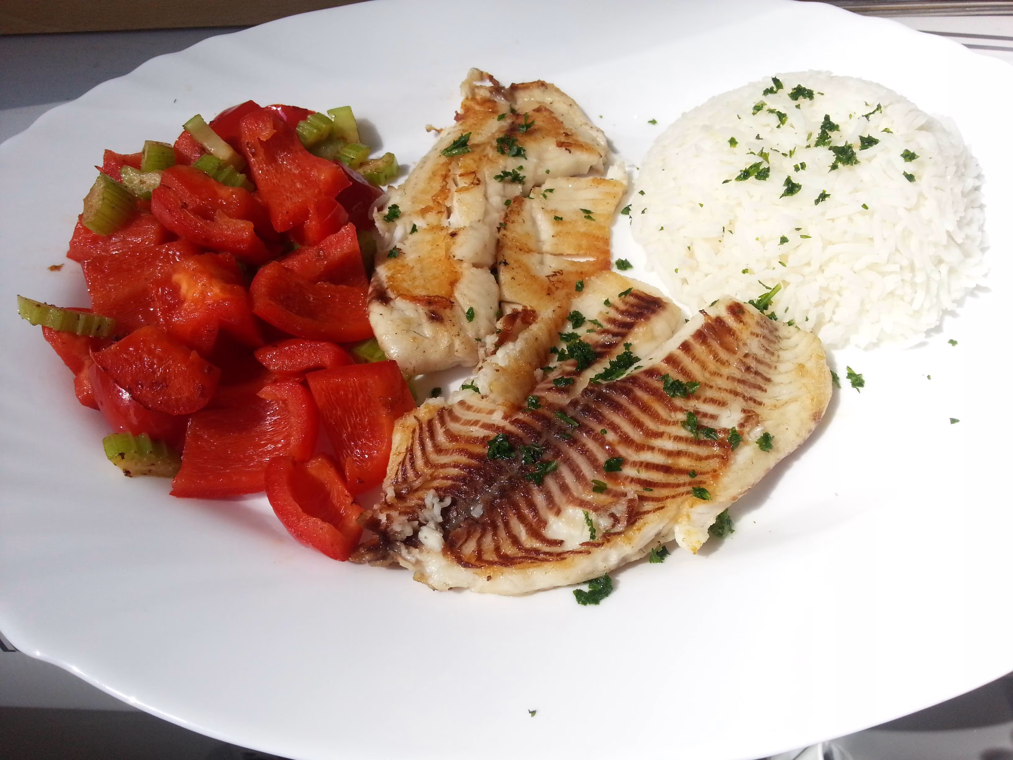 Tilapiafilet mit buntem Gemüse und Basmatireis Tilapiafilet mit buntem Gemüse und Basmatireis