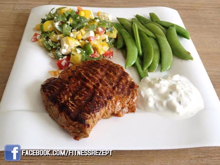 Gegrilltes Rindersteak mit Zuckererbsen und Paprikasalat