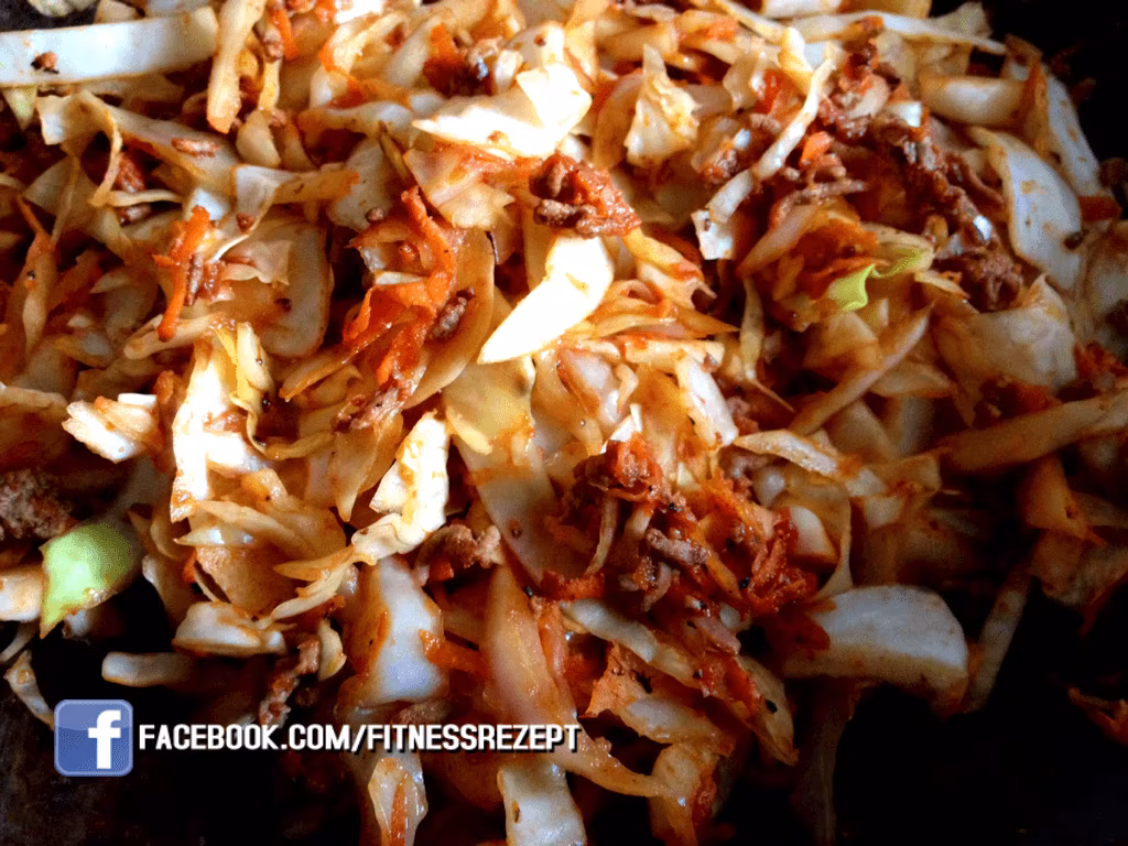 Würzige Weißkohlpfanne mit Tatar Würzige Weißkohlpfanne mit Tatar