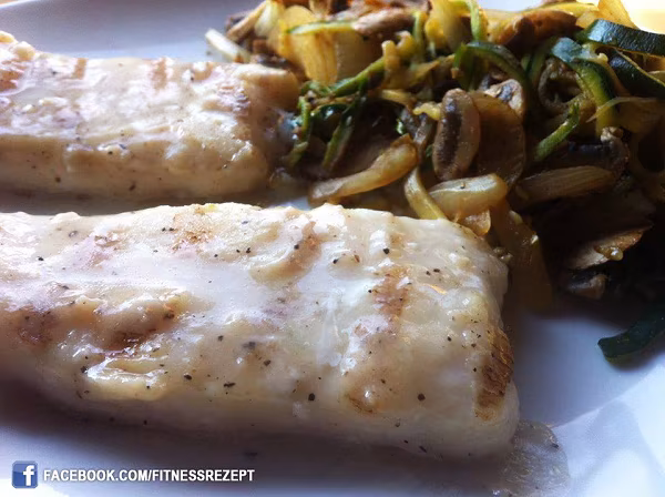 Low Carb Seehechtfilet mit Zucchini Nudeln