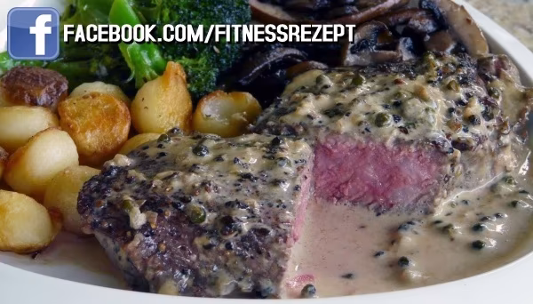 Rindersteak mit gebackenem Gemüse und Süßkartoffeln Rindersteak mit gebackenem Gemüse und Süßkartoffeln