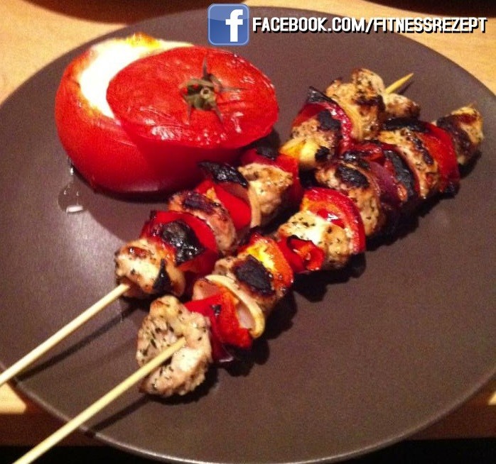 Protein gefüllte Tomate mit Hüttenkäse und dazu Putenspieße