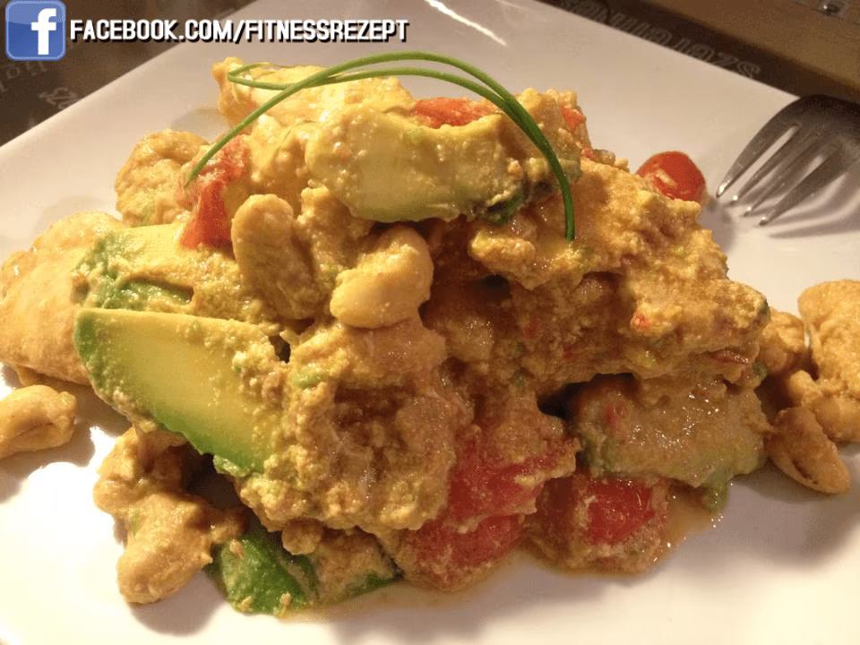 Hähnchen-Avocado-Mandarinen Pfanne mit gerösteten Cashewnüssen Hähnchen-Avocado-Mandarinen Pfanne mit gerösteten Cashewnüssen