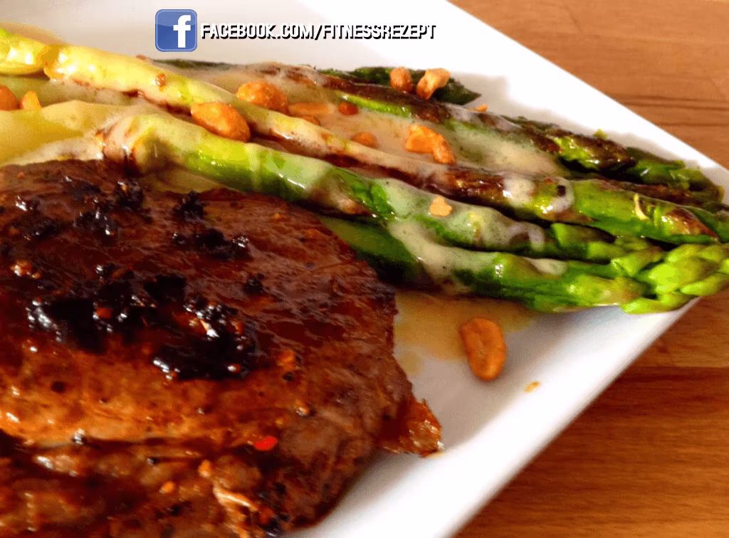 Würziges Rumpsteak mit grünem Spargel an Honig-Erdnusssoße Würziges Rumpsteak mit grünem Spargel an Honig-Erdnusssoße