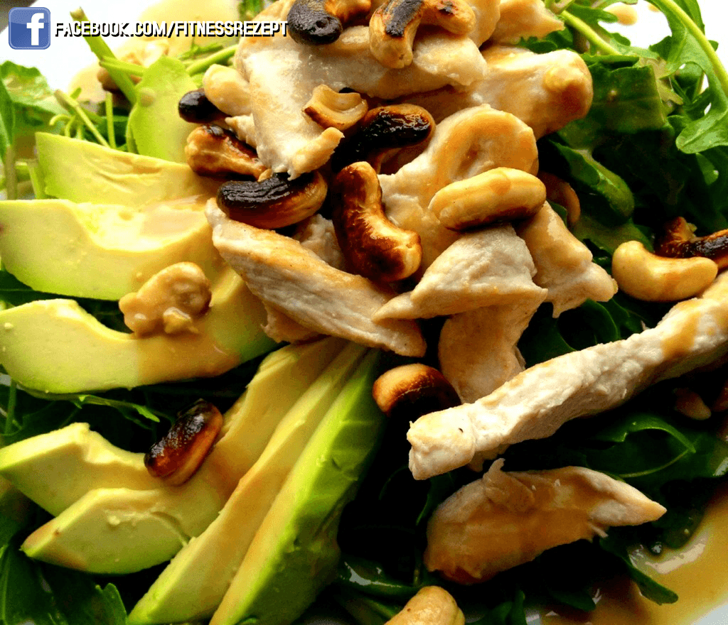 Rucola-Avocado-Hähnchensalat mit gerösteten Cashewkernen