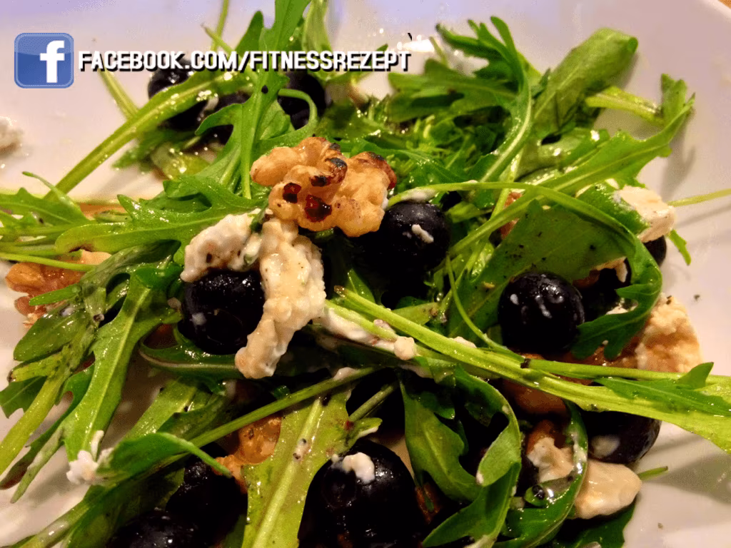 Ziegenkäse-Rucola mit warmen Blaubeeren an Dattelessig Ziegenkäse-Rucola mit warmen Blaubeeren an Dattelessig