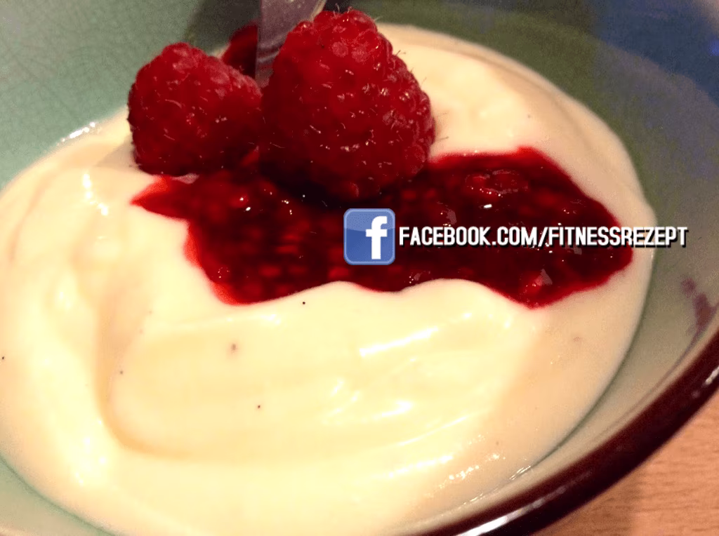 Vanille Protein Pudding mit heißen Himbeeren Vanille Protein Pudding mit heißen Himbeeren