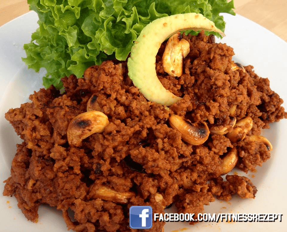 Rinderavocadotatar mit gerösteten Cashewkernen Rinderavocadotatar mit gerösteten Cashewkernen