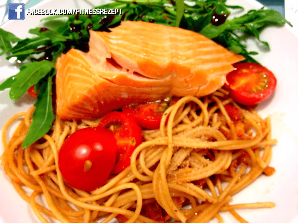Vollkornlachsnudeln mit Rucola und Cocktailtomaten