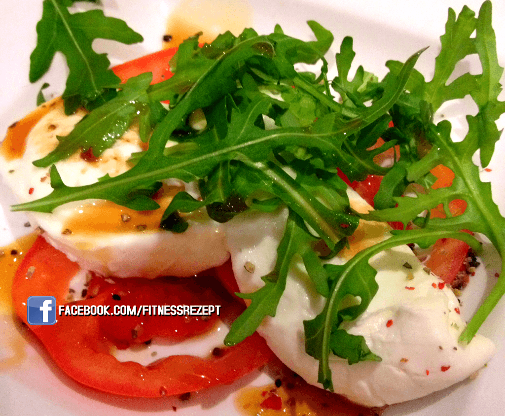 Rucola Tomaten Salat mit pochierten Eiern