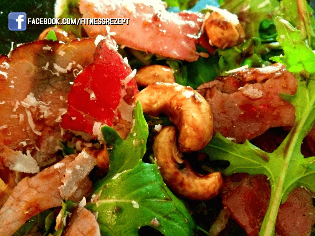 Rucola an Parma Schinken und gerösteten Cashewkernen Rucola an Parma Schinken und gerösteten Cashewkernen