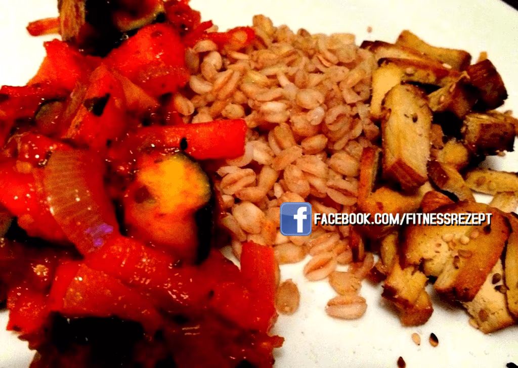 ZartDinkelreis an Ratatouille und Sesamtofu ZartDinkelreis an Ratatouille und Sesamtofu