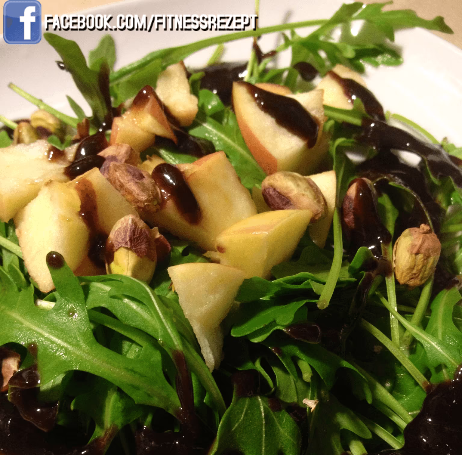 Apfel-Pistaziensalat an einem Pflaumendressing Apfel-Pistaziensalat an einem Pflaumendressing