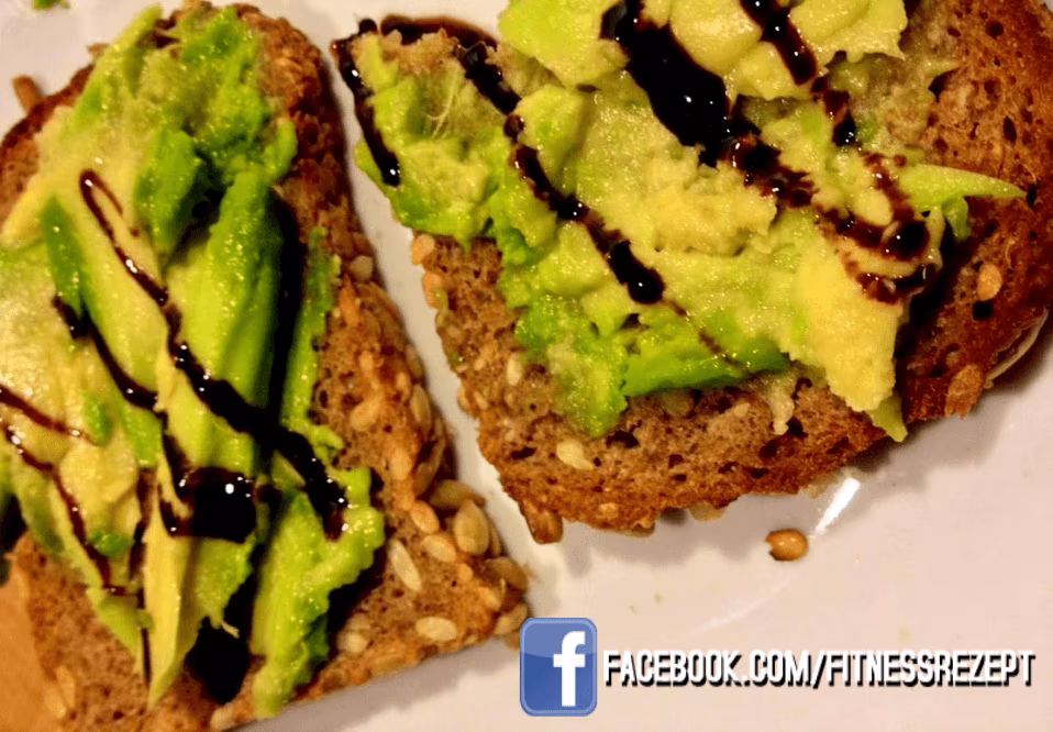 Avocado Zwischenmahlzeit mit Balsamico