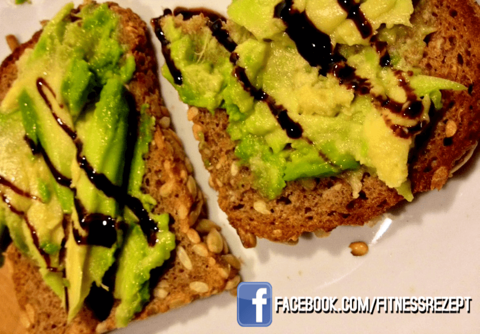 Avocado Zwischenmahlzeit mit Balsamico