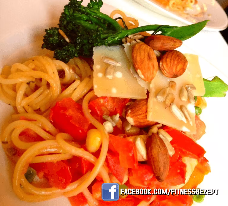 Vollkornspaghetti an frischem Ricotta-Walnusspesto und Parmesan Vollkornspaghetti an frischem Ricotta-Walnusspesto und Parmesan